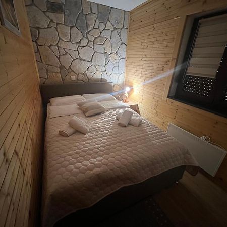 Zen Den Apartments Otocsán Kültér fotó