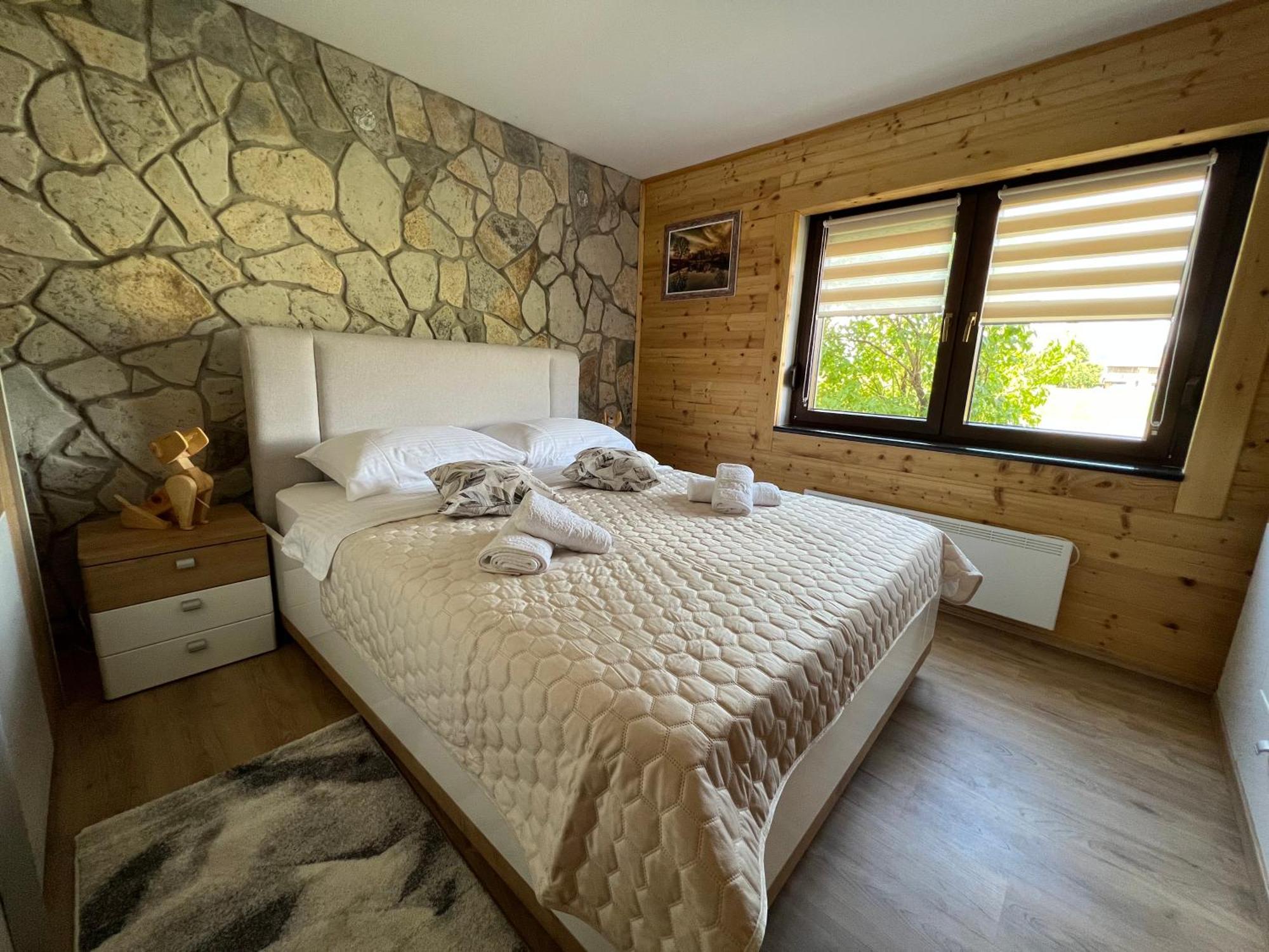 Zen Den Apartments Otocsán Kültér fotó