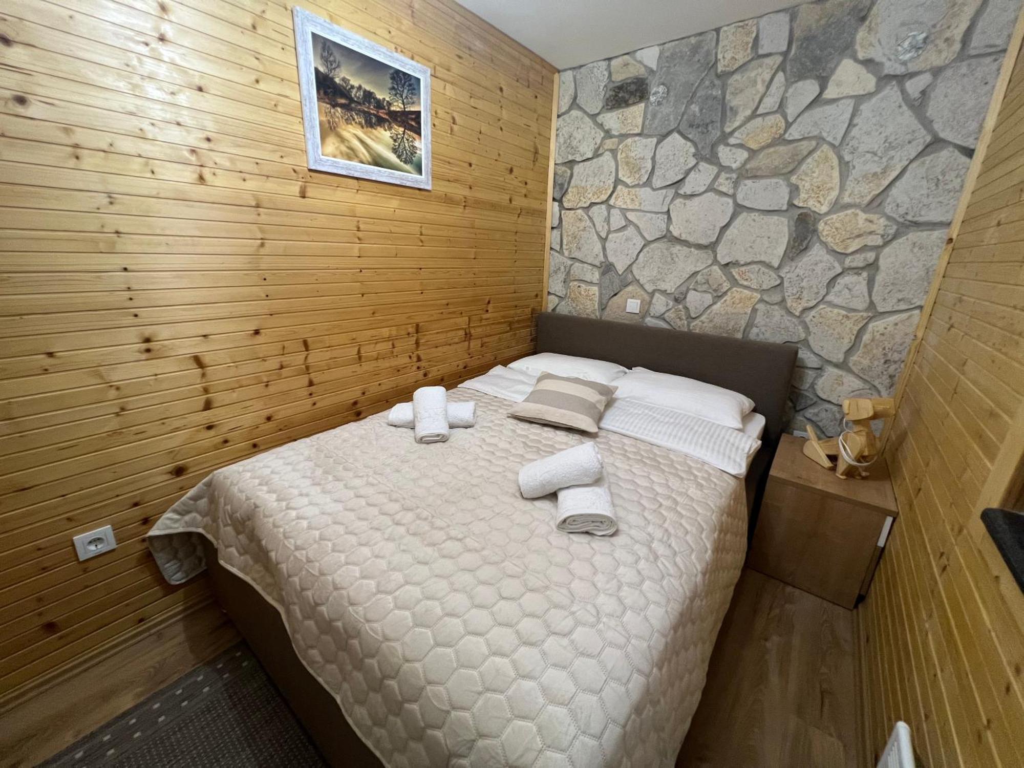 Zen Den Apartments Otocsán Kültér fotó